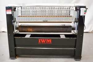 IWM MB1300 THROUGH FEED GLUE APPLICATOR (PRE-OWNED) (GS11U)