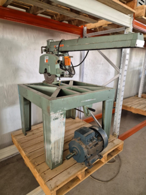 DEWALT RAILDIAL ARM SAW (IN NEW ARRIVALS STORE) (CC097U) - IN THE BACK