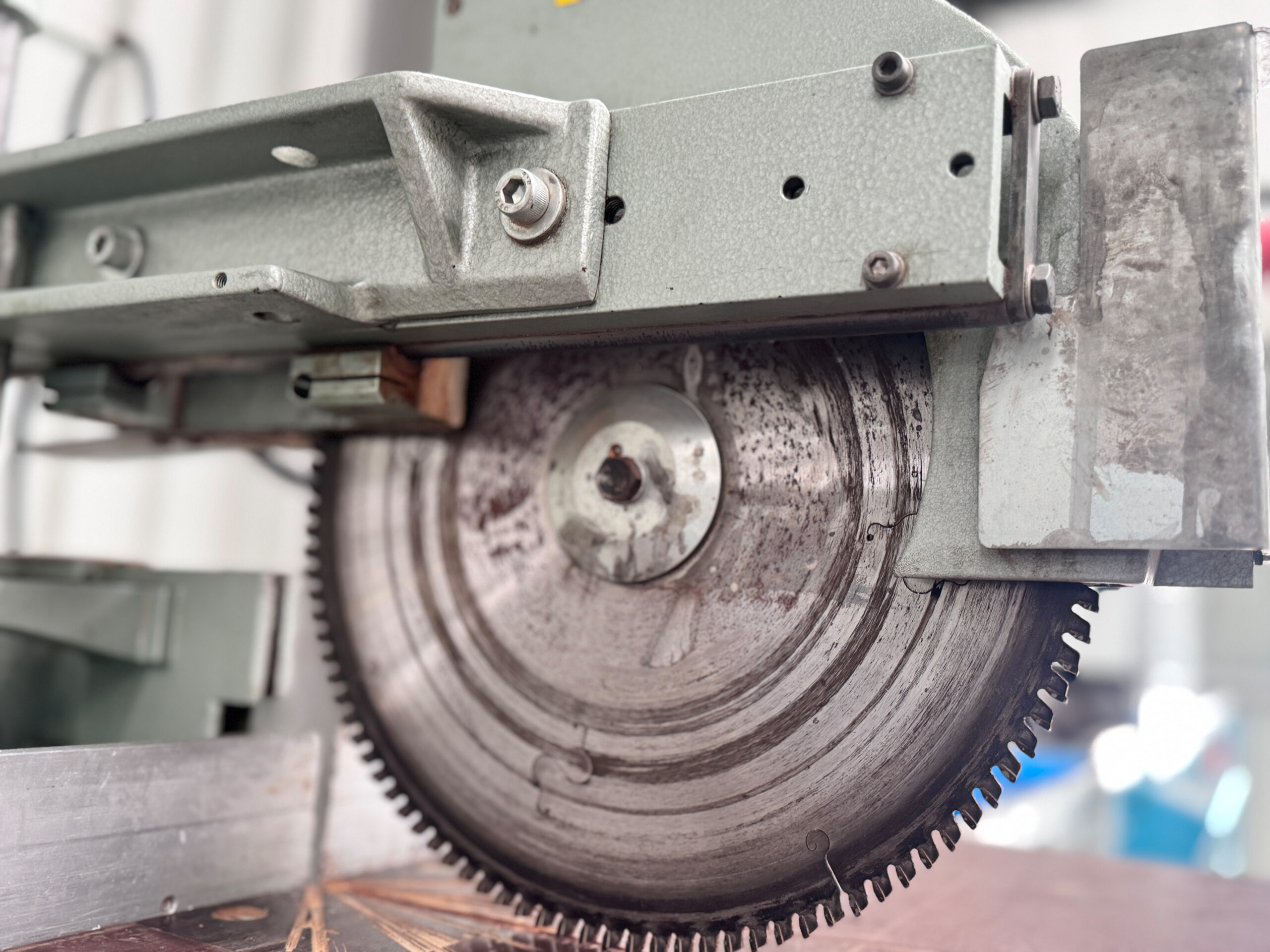 Hoffmann MS 35 Double Mitre Saw with Electronic Fence and Feed Tables - Image 17