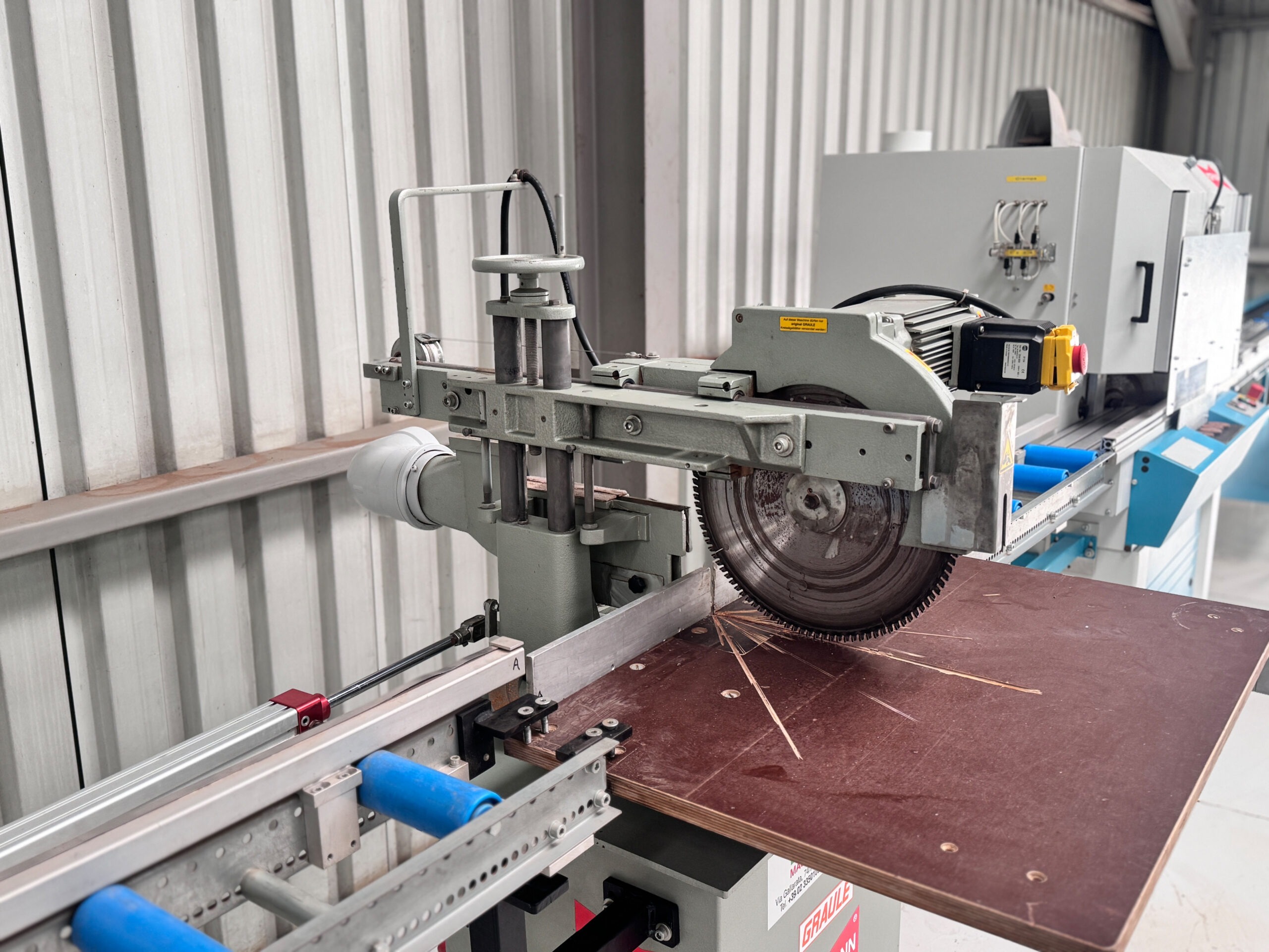 Hoffmann MS 35 Double Mitre Saw with Electronic Fence and Feed Tables - Image 6