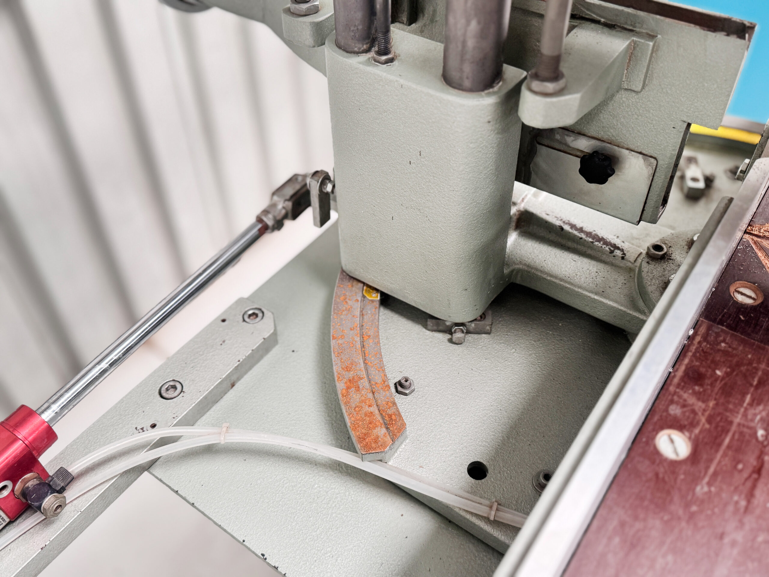 Hoffmann MS 35 Double Mitre Saw with Electronic Fence and Feed Tables - Image 9