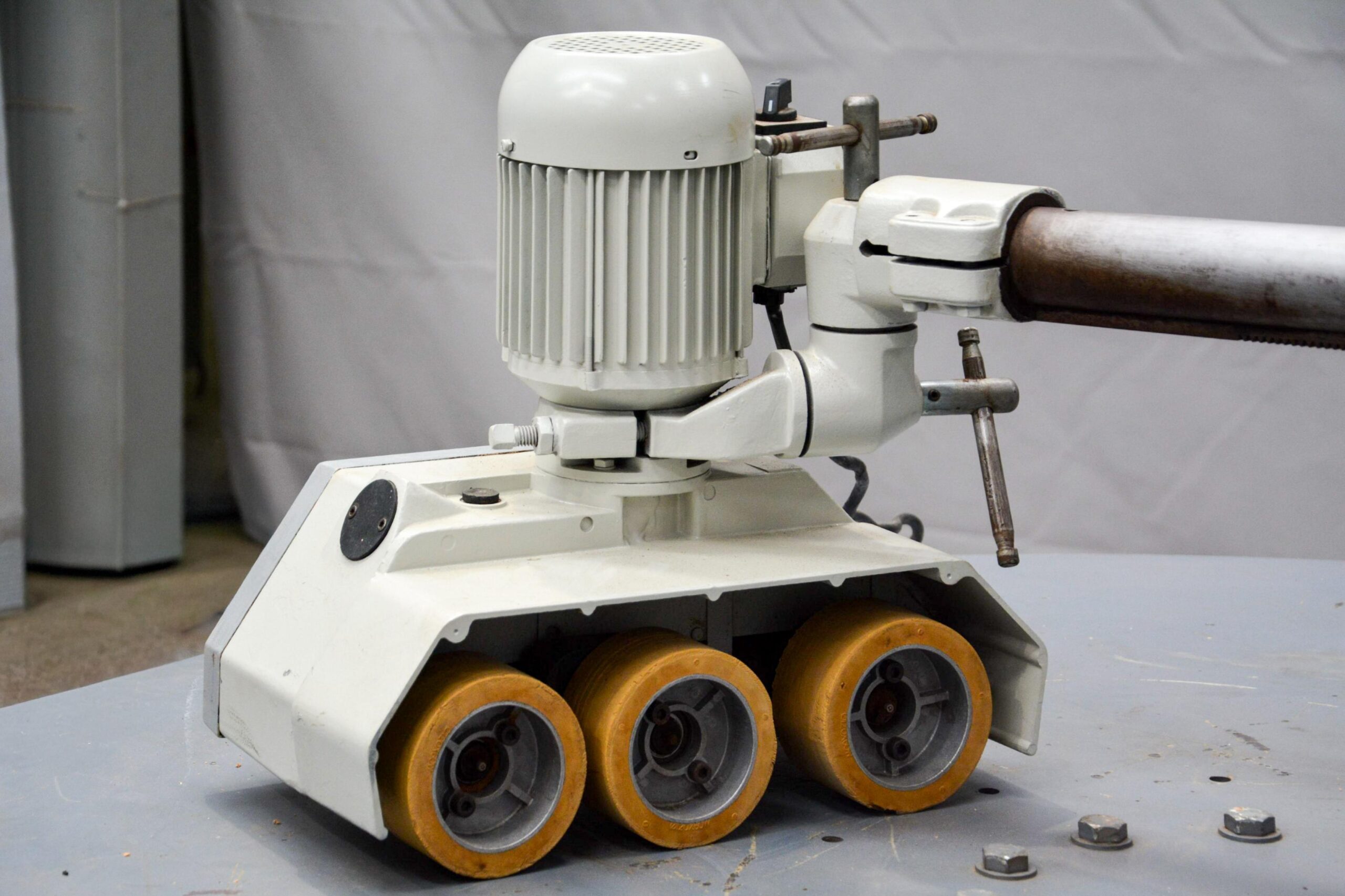 Industrial 3-Wheel Power Feeder (Fully Serviced) - Image 3