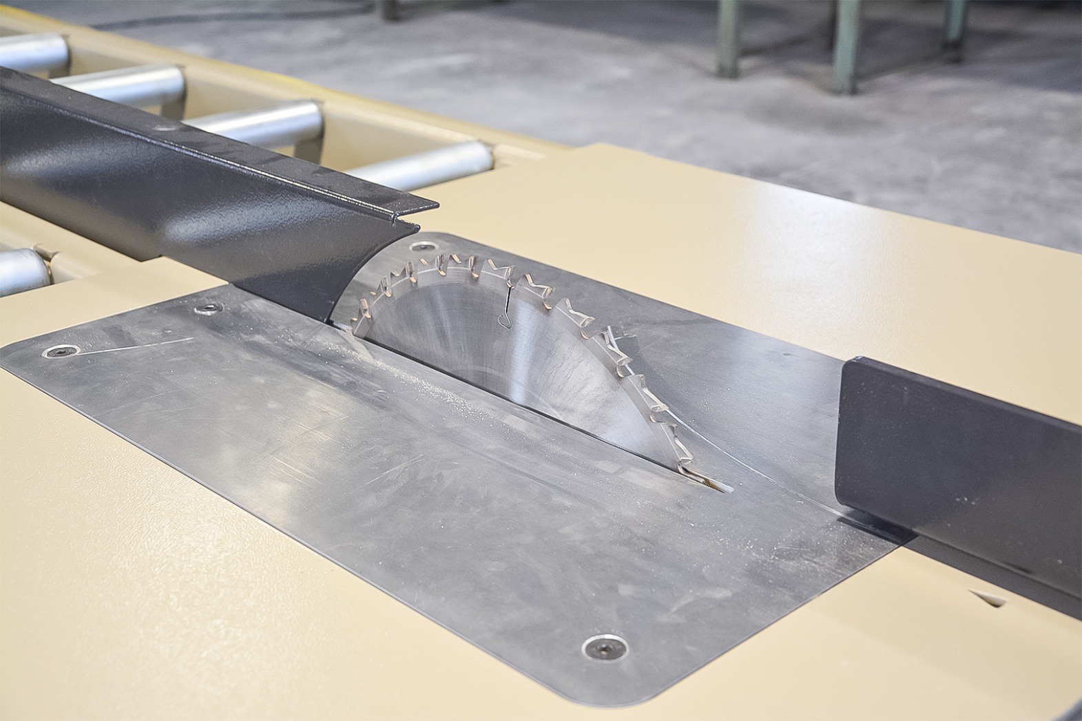 (New) Rhino Heavy-Duty Board Edger & Ripper Combo with Feed Tables - Made in South Africa - Image 9