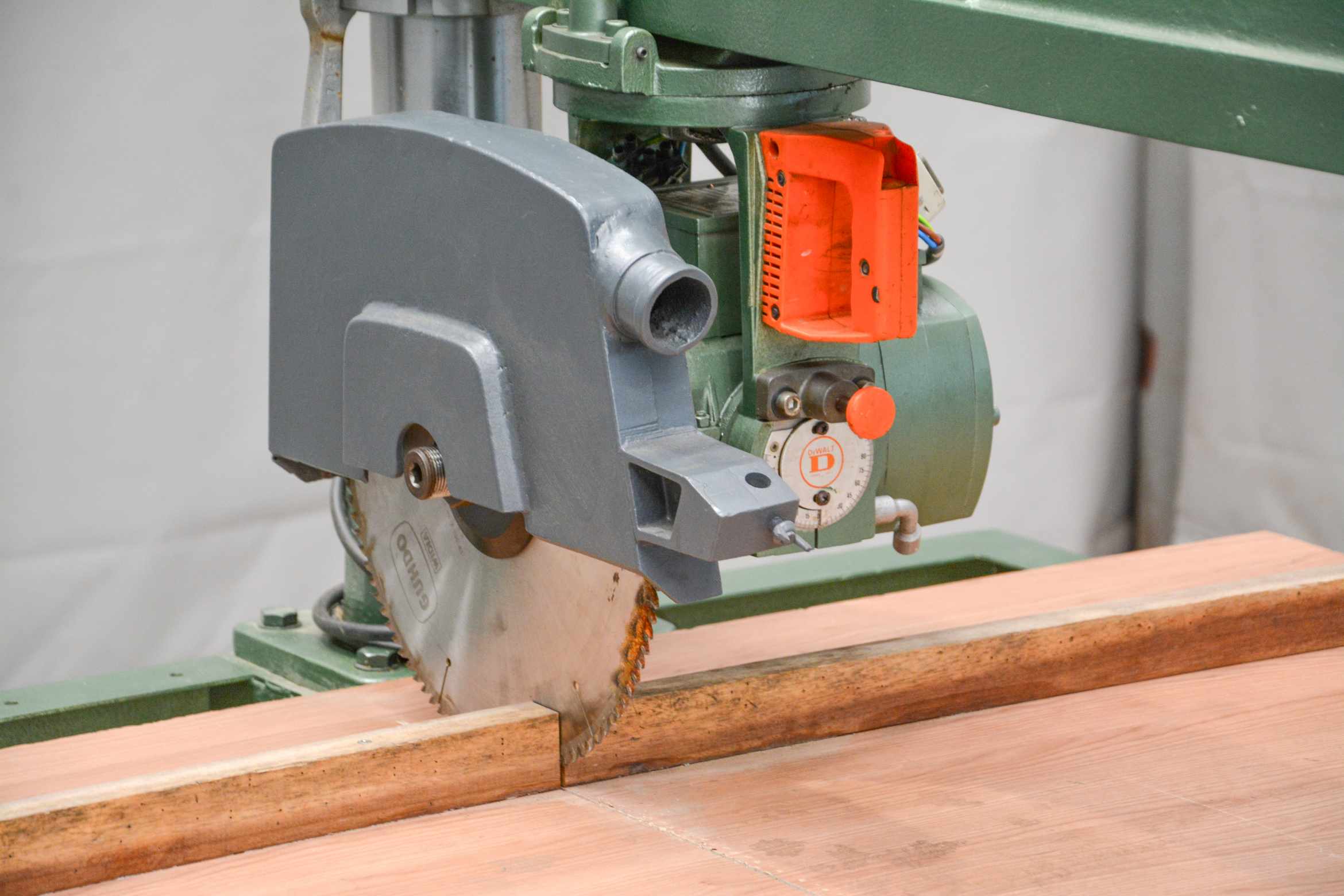DeWalt 350mm Heavy-Duty Radial Arm Saw - 220V (Fully-Serviced) (CC137U) - Image 2