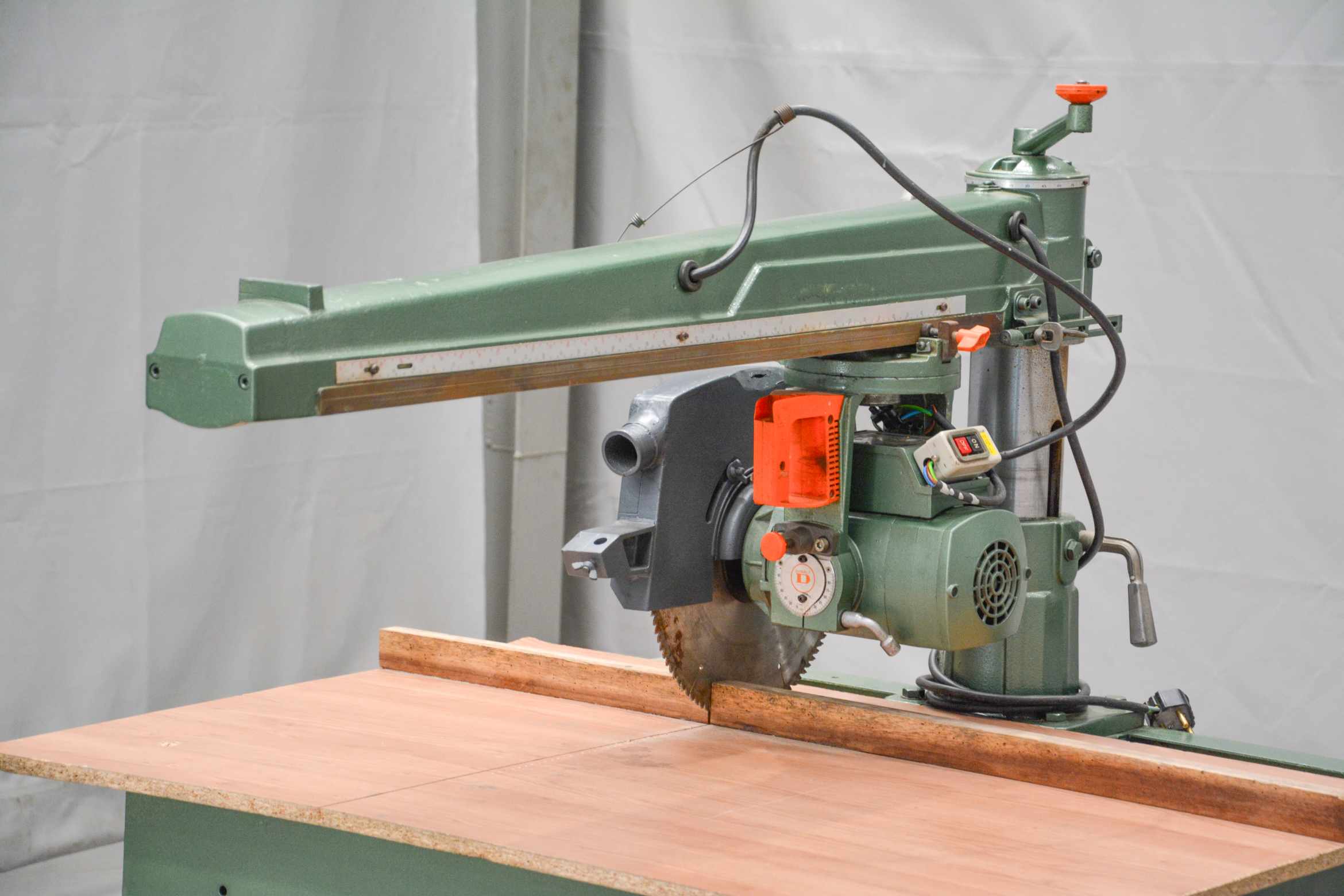 DeWalt 350mm Heavy-Duty Radial Arm Saw - 220V (Fully-Serviced) (CC137U) - Image 8