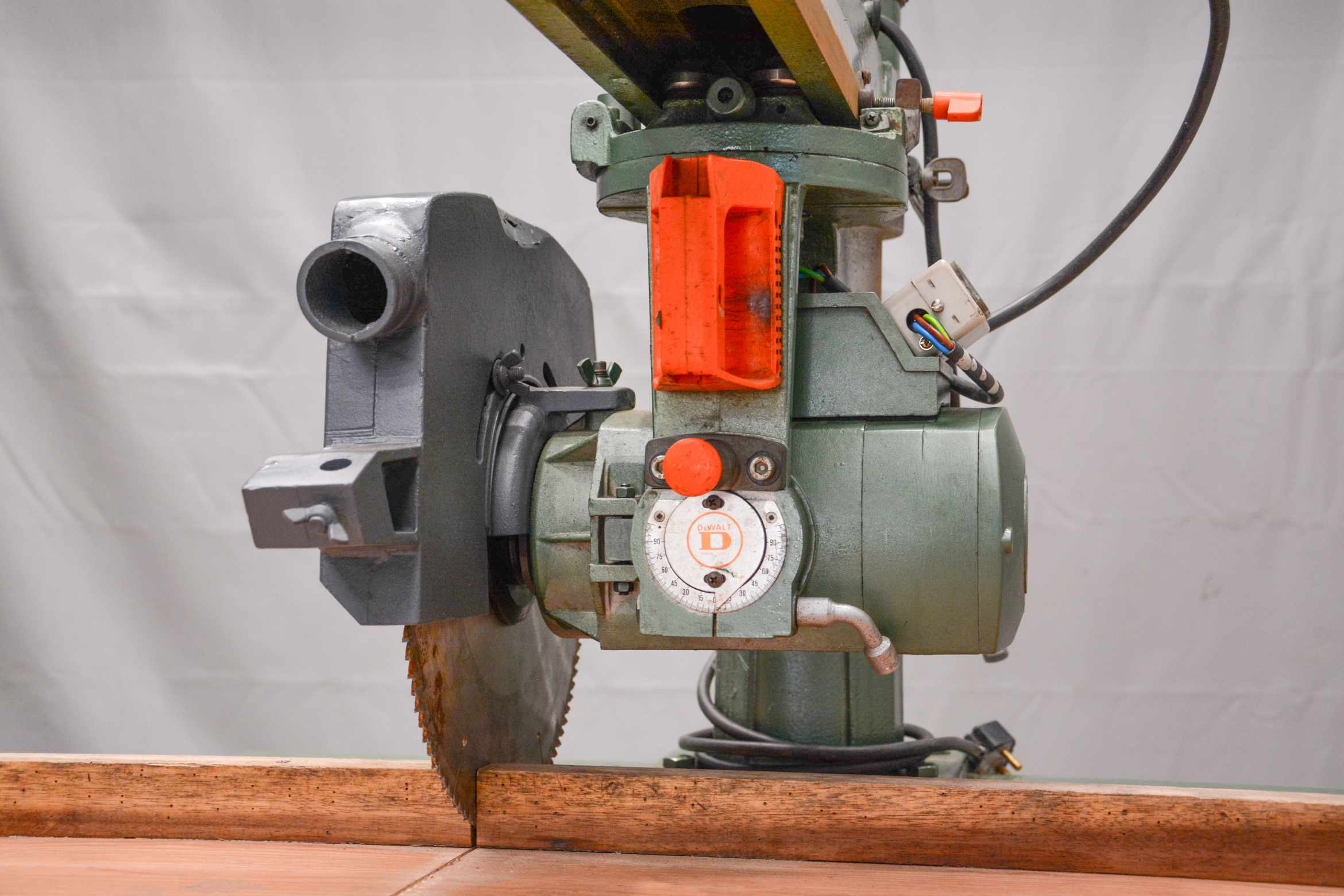DeWalt 350mm Heavy-Duty Radial Arm Saw - 220V (Fully-Serviced) (CC137U) - Image 9