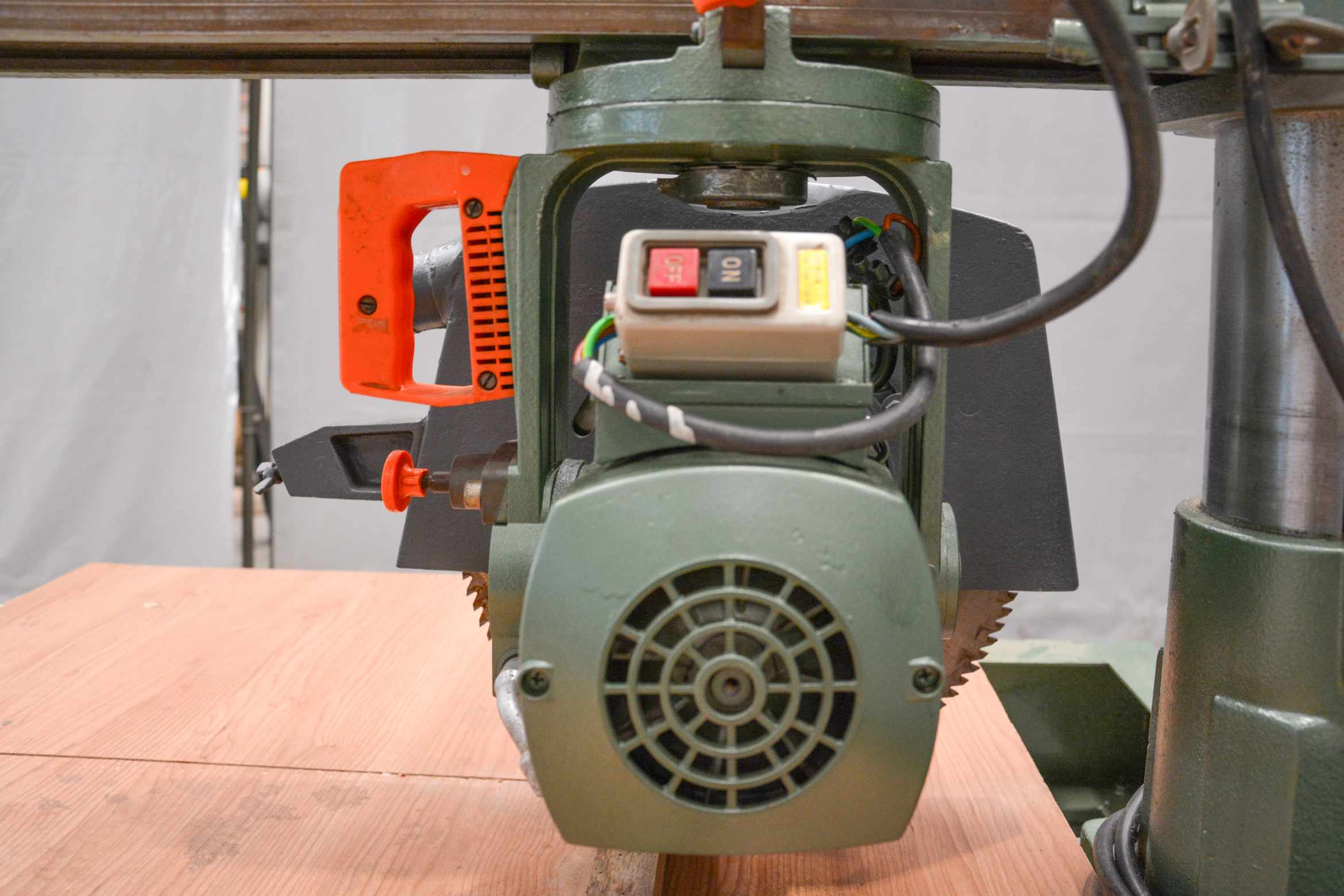 DeWalt 350mm Heavy-Duty Radial Arm Saw - 220V (Fully-Serviced) (CC137U) - Image 11