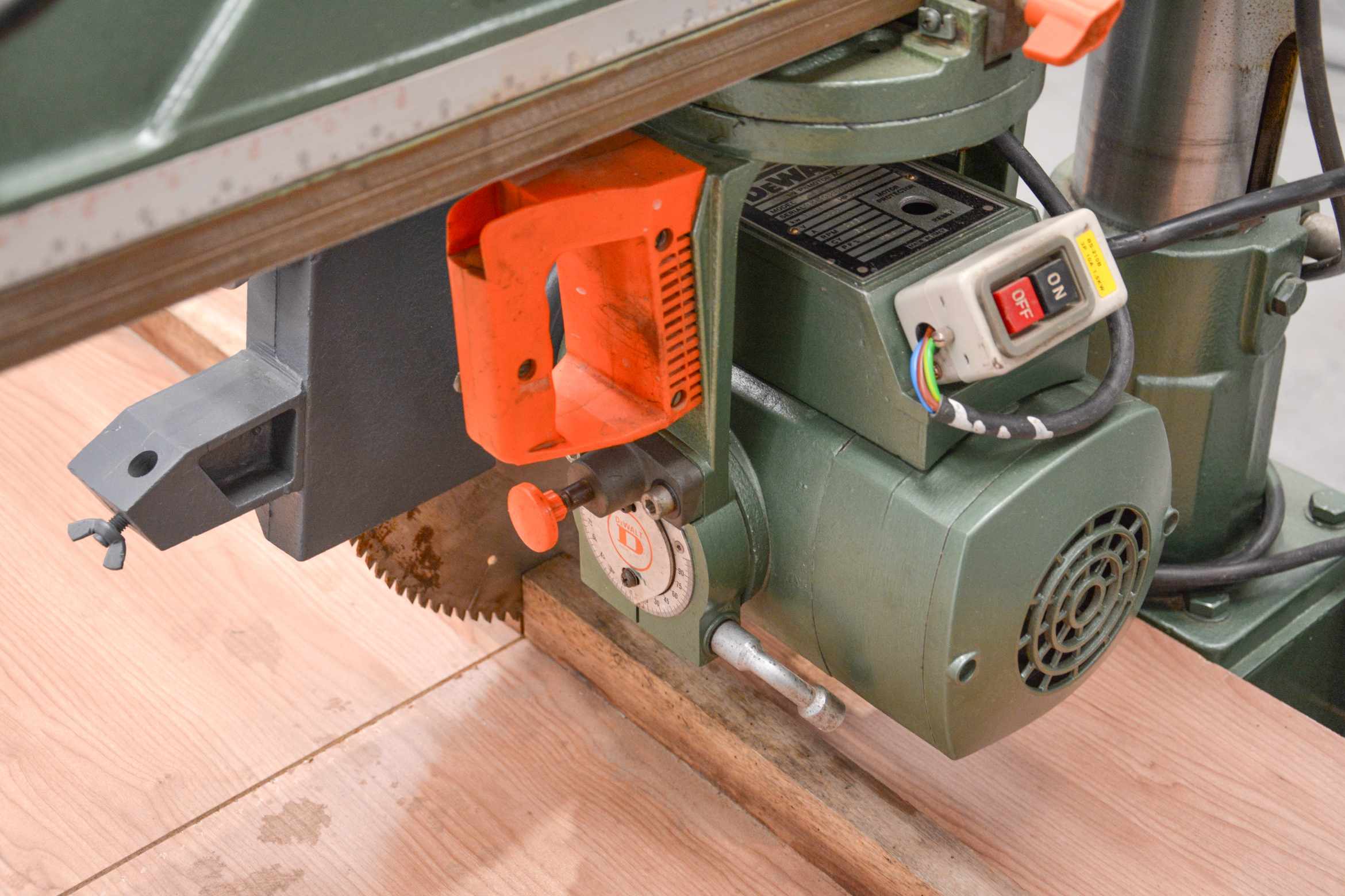 DeWalt 350mm Heavy-Duty Radial Arm Saw - 220V (Fully-Serviced) (CC137U) - Image 10