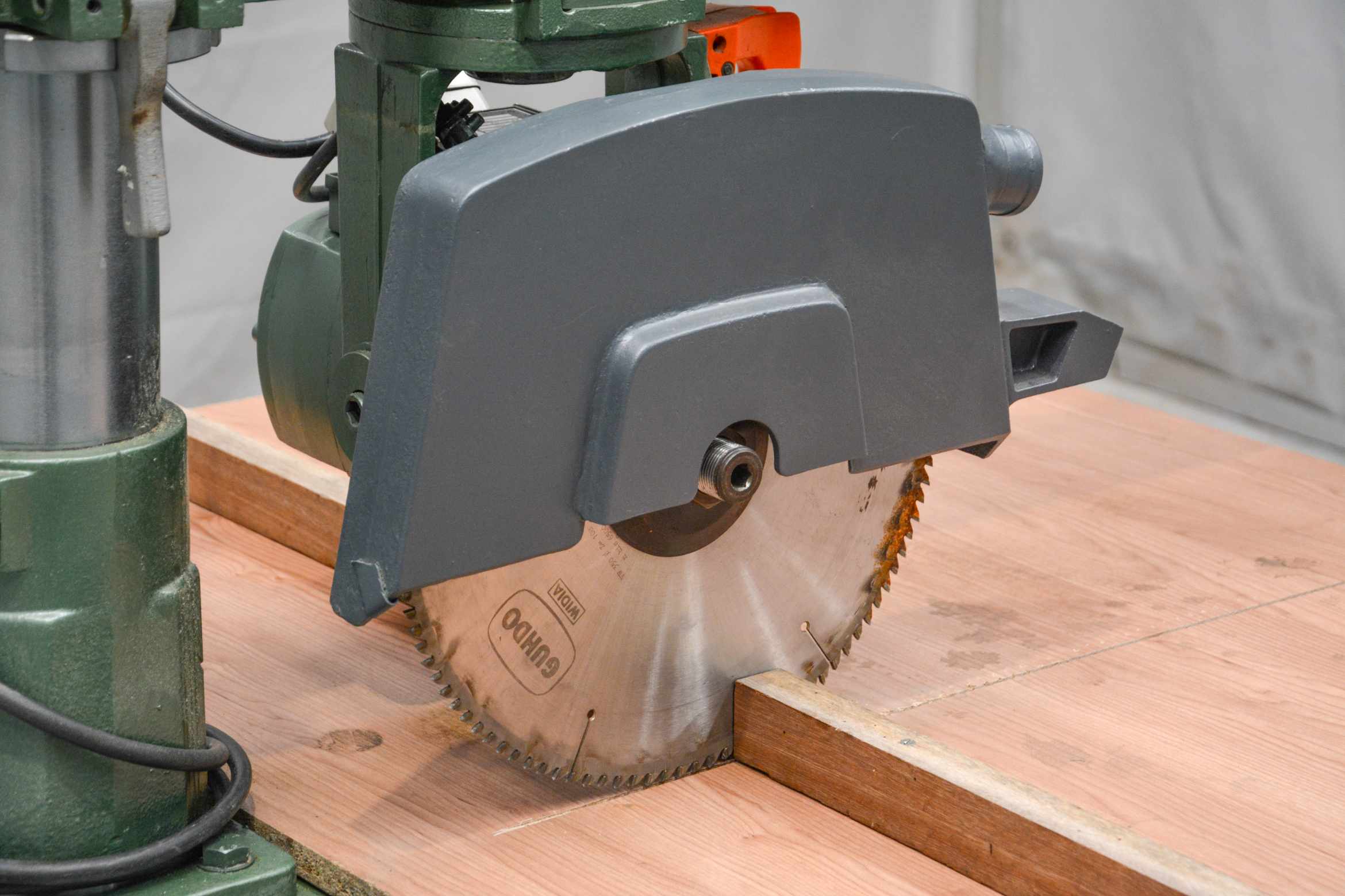 DeWalt 350mm Heavy-Duty Radial Arm Saw - 220V (Fully-Serviced) (CC137U) - Image 4