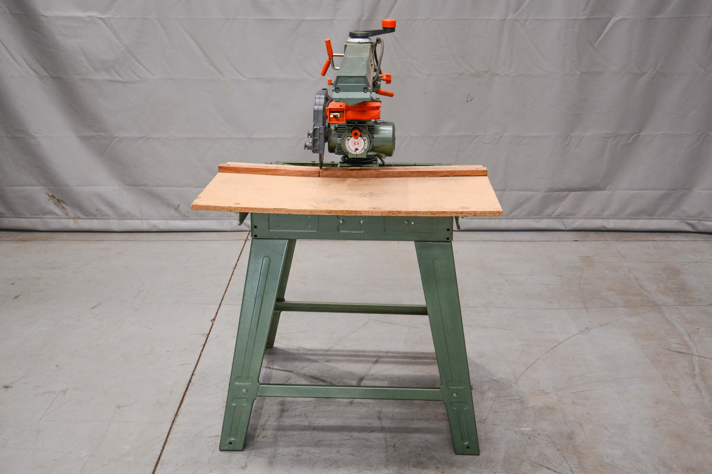 DeWalt 250mm Radial Arm Saw - 220V (Fully-Serviced) (SC138U) - Image 2