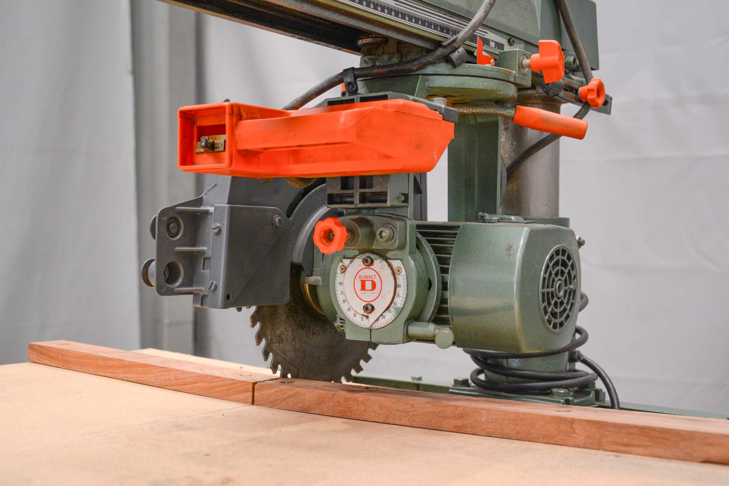 DeWalt 250mm Radial Arm Saw - 220V (Fully-Serviced) (SC138U) - Image 4