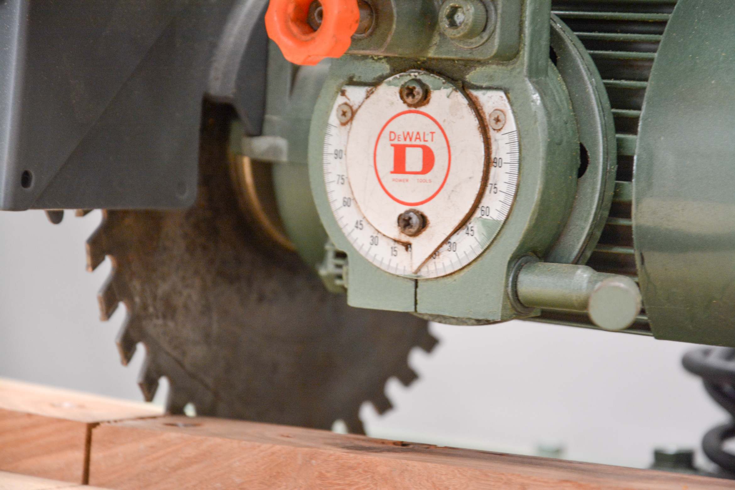 DeWalt 250mm Radial Arm Saw - 220V (Fully-Serviced) (SC138U) - Image 5