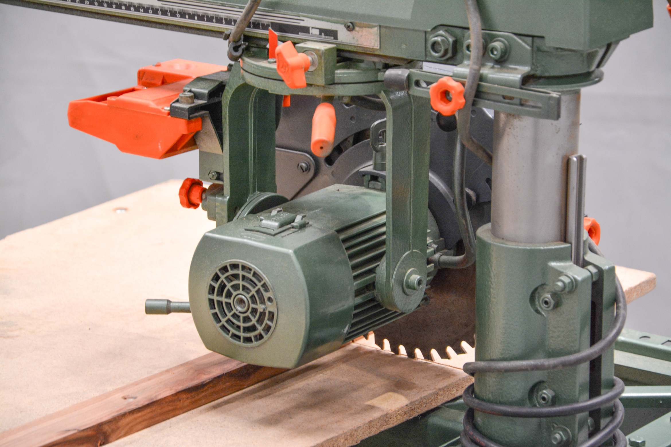 DeWalt 250mm Radial Arm Saw - 220V (Fully-Serviced) (SC138U) - Image 7