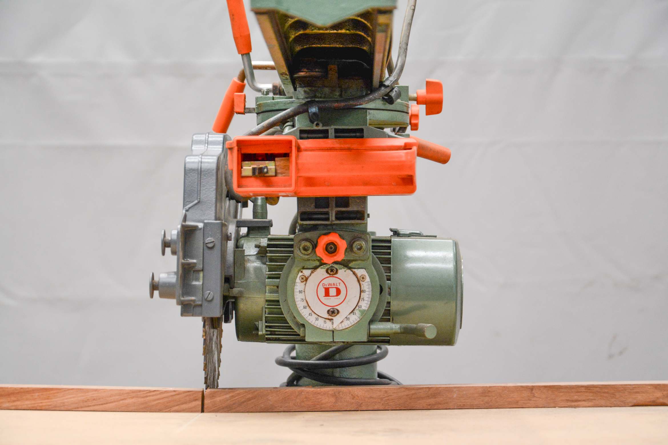 DeWalt 250mm Radial Arm Saw - 220V (Fully-Serviced) (SC138U) - Image 3